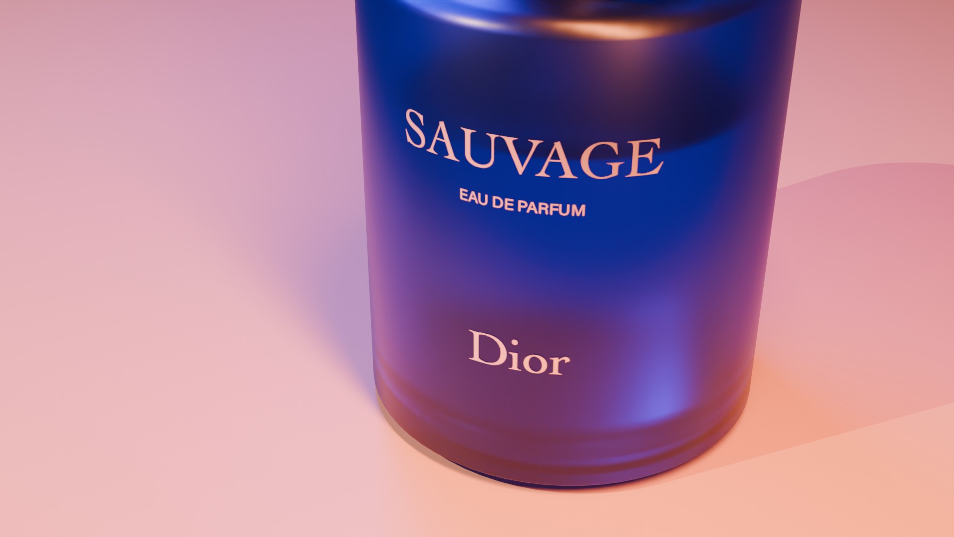 Gros plan sur les inscriptions Sauvage, Eau de parfum et Dior sur le verre bleu du flacon